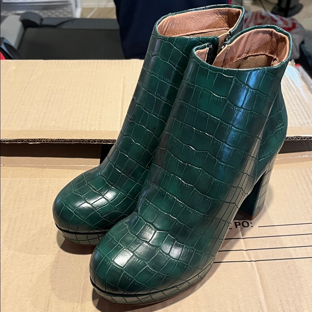 NIB Green Croc-Embossed Ankle Boots
